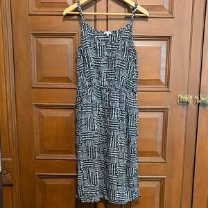 Splendid Black and White Geometric Midi Dress